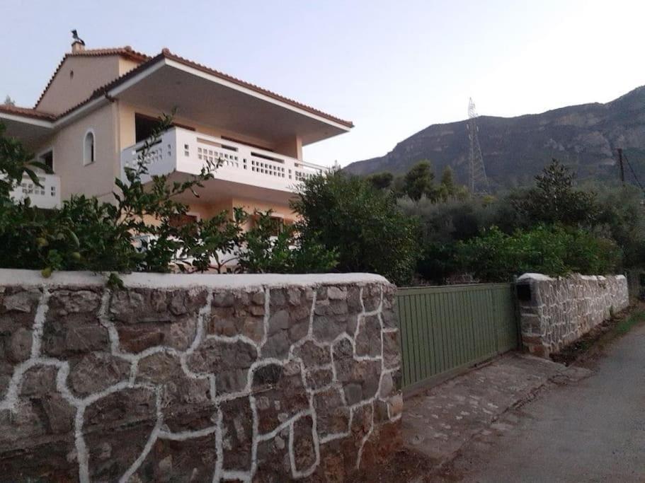 A Modern Farmhouse With Big Garden Trápeza Esterno foto