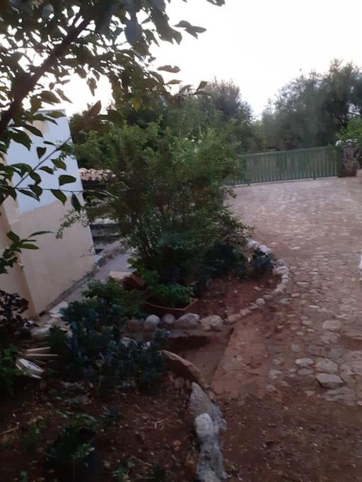 A Modern Farmhouse With Big Garden Trápeza Esterno foto