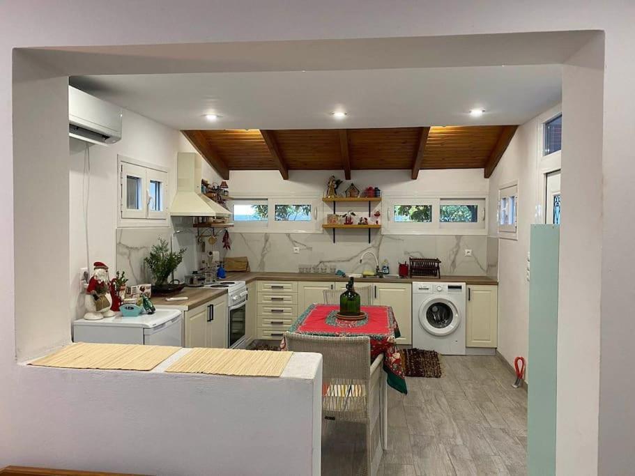 A Modern Farmhouse With Big Garden Trápeza Esterno foto