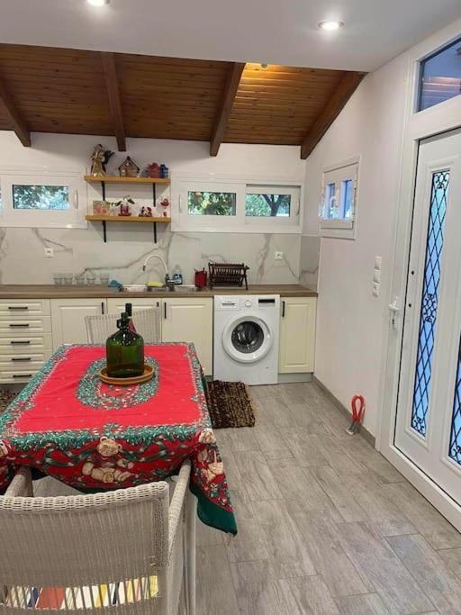 A Modern Farmhouse With Big Garden Trápeza Esterno foto