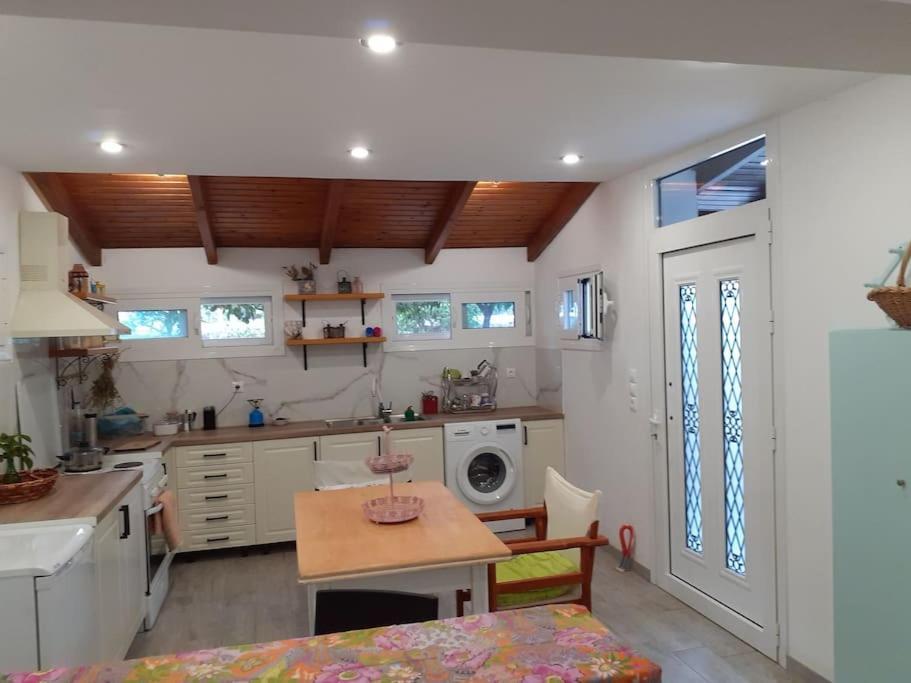 A Modern Farmhouse With Big Garden Trápeza Esterno foto