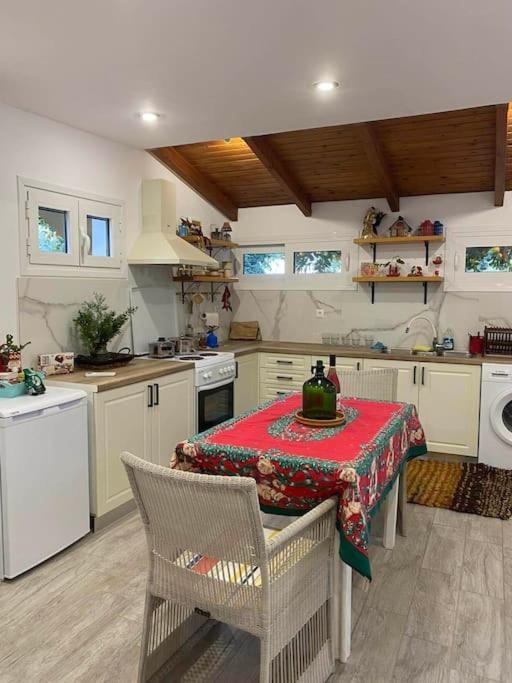 A Modern Farmhouse With Big Garden Trápeza Esterno foto