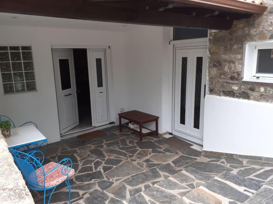 A Modern Farmhouse With Big Garden Trápeza Esterno foto