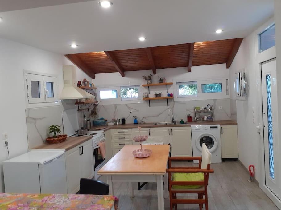 A Modern Farmhouse With Big Garden Trápeza Esterno foto