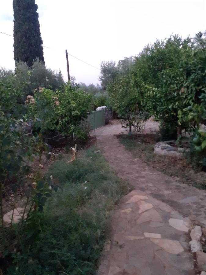 A Modern Farmhouse With Big Garden Trápeza Esterno foto