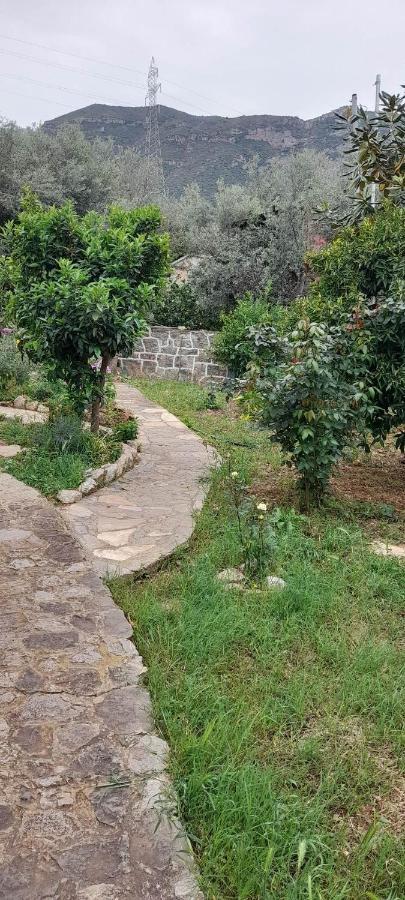 A Modern Farmhouse With Big Garden Trápeza Esterno foto