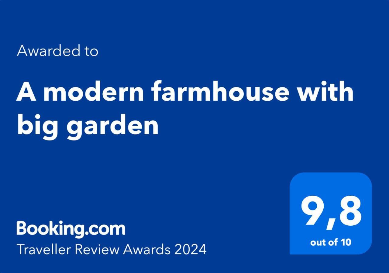 A Modern Farmhouse With Big Garden Trápeza Esterno foto